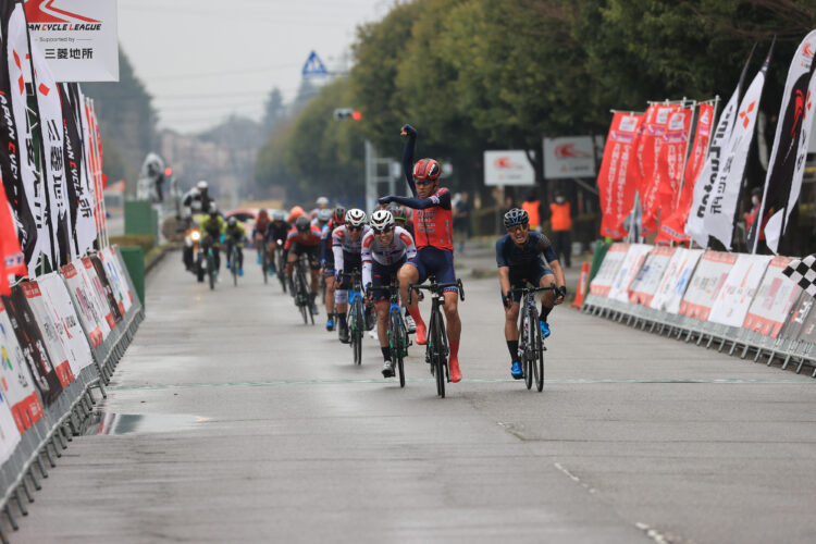 自転車ロードレース、サイクルロードレースのトップリーグであるジャパンサイクルリーグ（JCL）のレースシーン、宇都宮ブリッツェンの小野寺選手がスプリント勝利