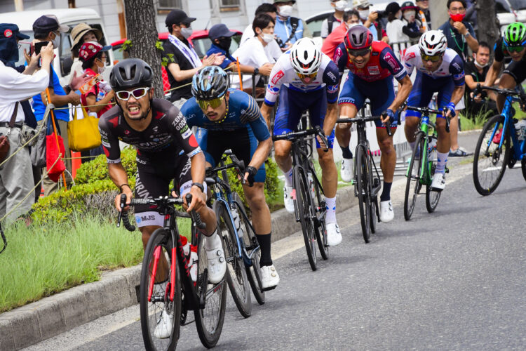 自転車ロードレース、サイクルロードレースのトップリーグであるジャパンサイクルリーグ（JCL）のレースシーン、走っているのはJCL TEAM UKYO所属の武山選手